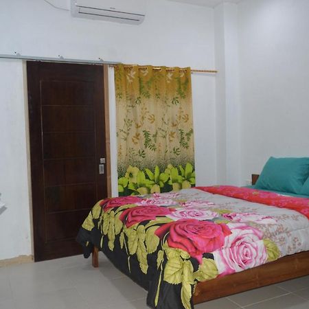 Labuan Bajo Mahoni Guesthouse Екстериор снимка