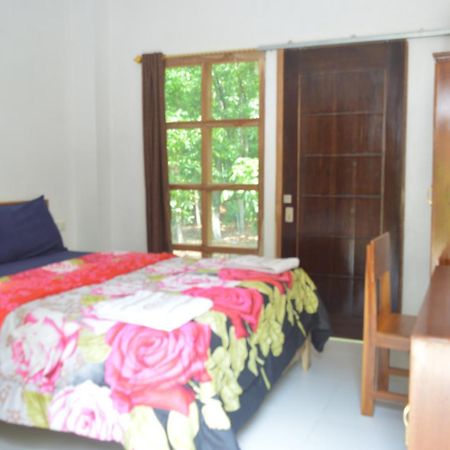 Labuan Bajo Mahoni Guesthouse Екстериор снимка