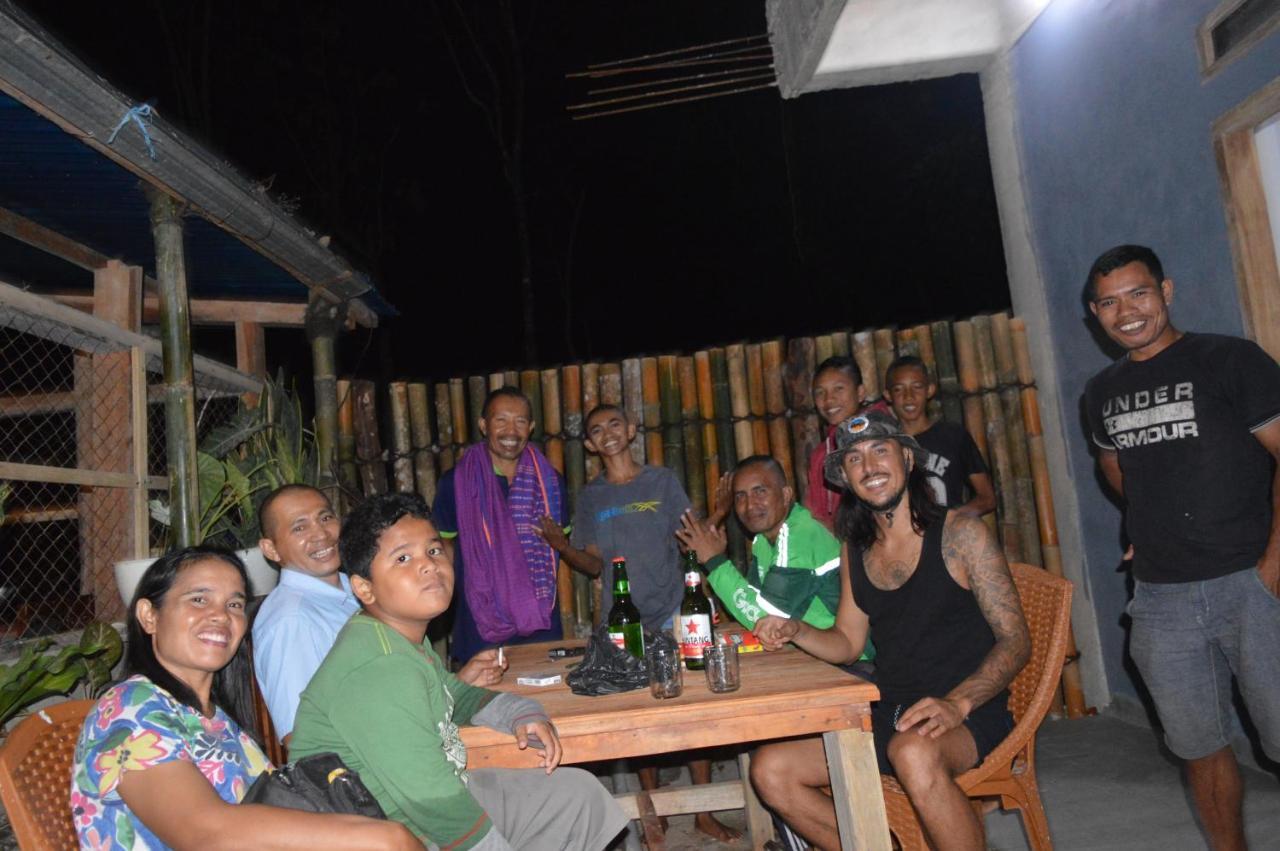 Labuan Bajo Mahoni Guesthouse Екстериор снимка