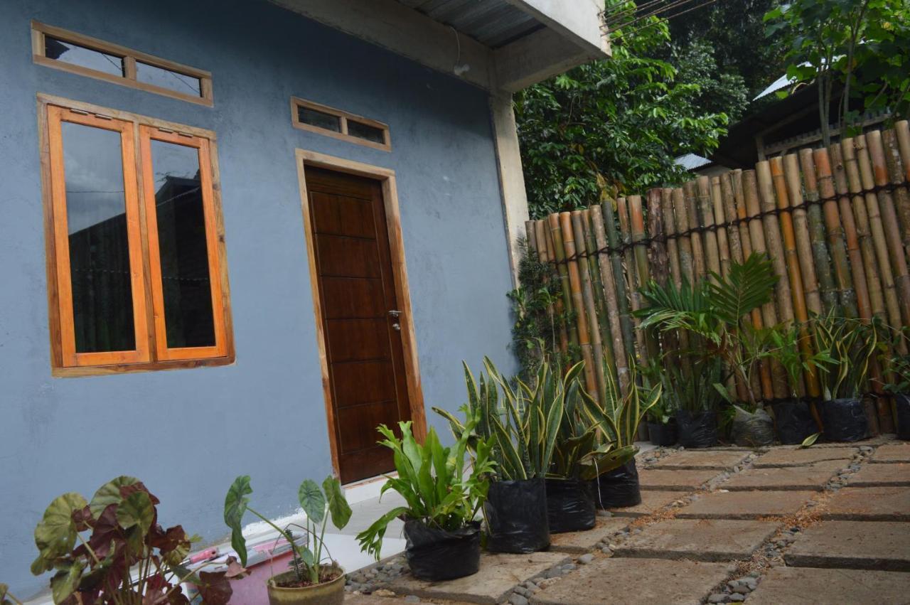 Labuan Bajo Mahoni Guesthouse Екстериор снимка
