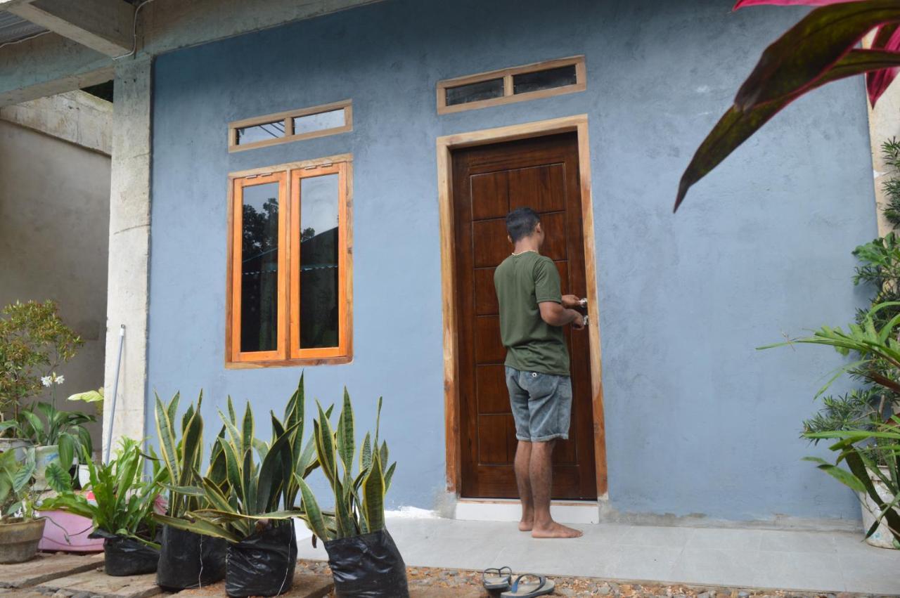 Labuan Bajo Mahoni Guesthouse Екстериор снимка