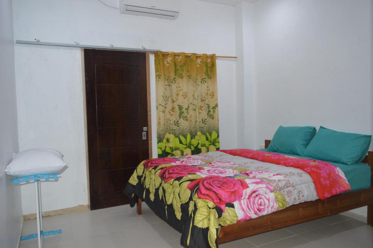 Labuan Bajo Mahoni Guesthouse Екстериор снимка