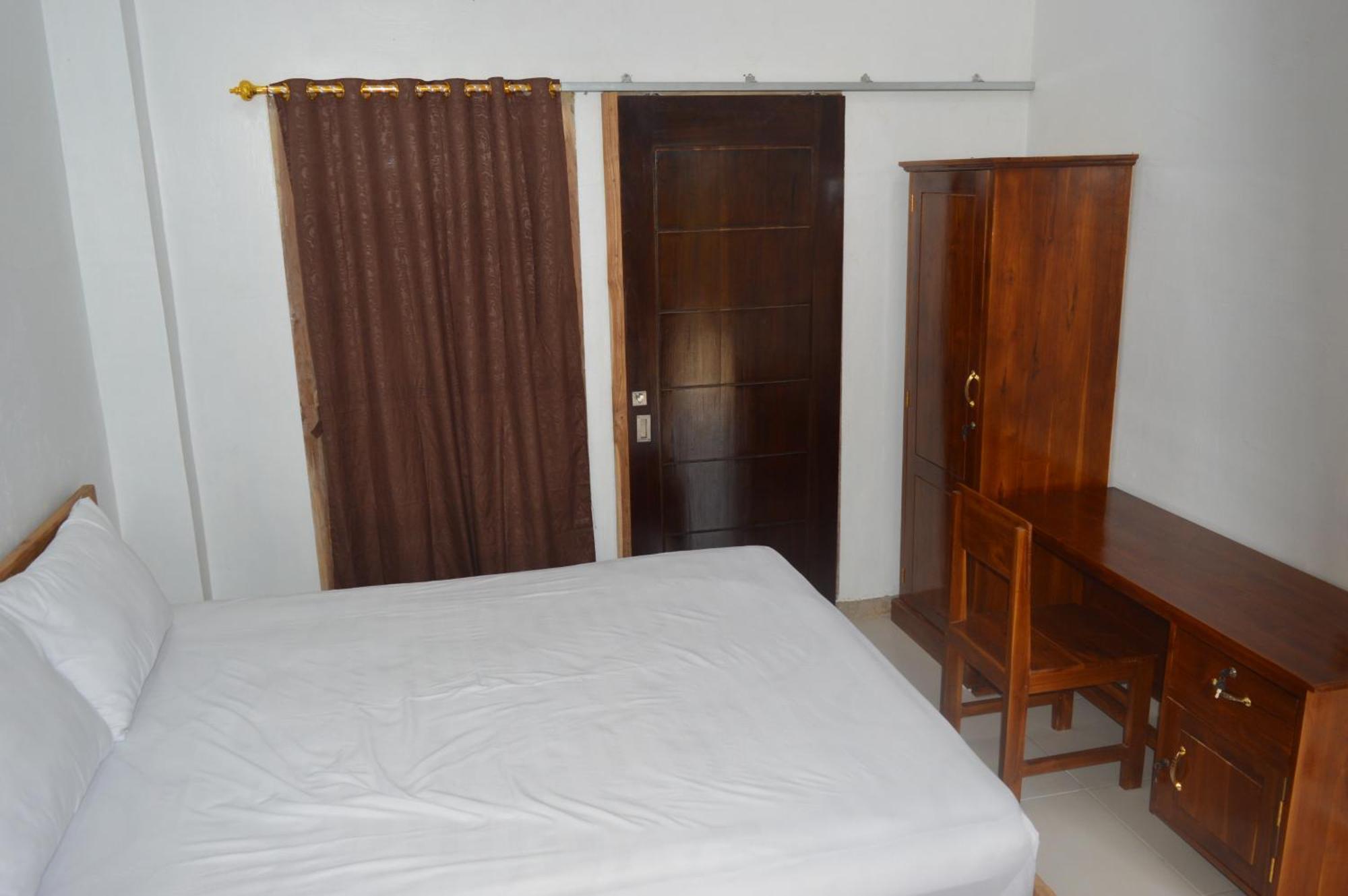 Labuan Bajo Mahoni Guesthouse Екстериор снимка