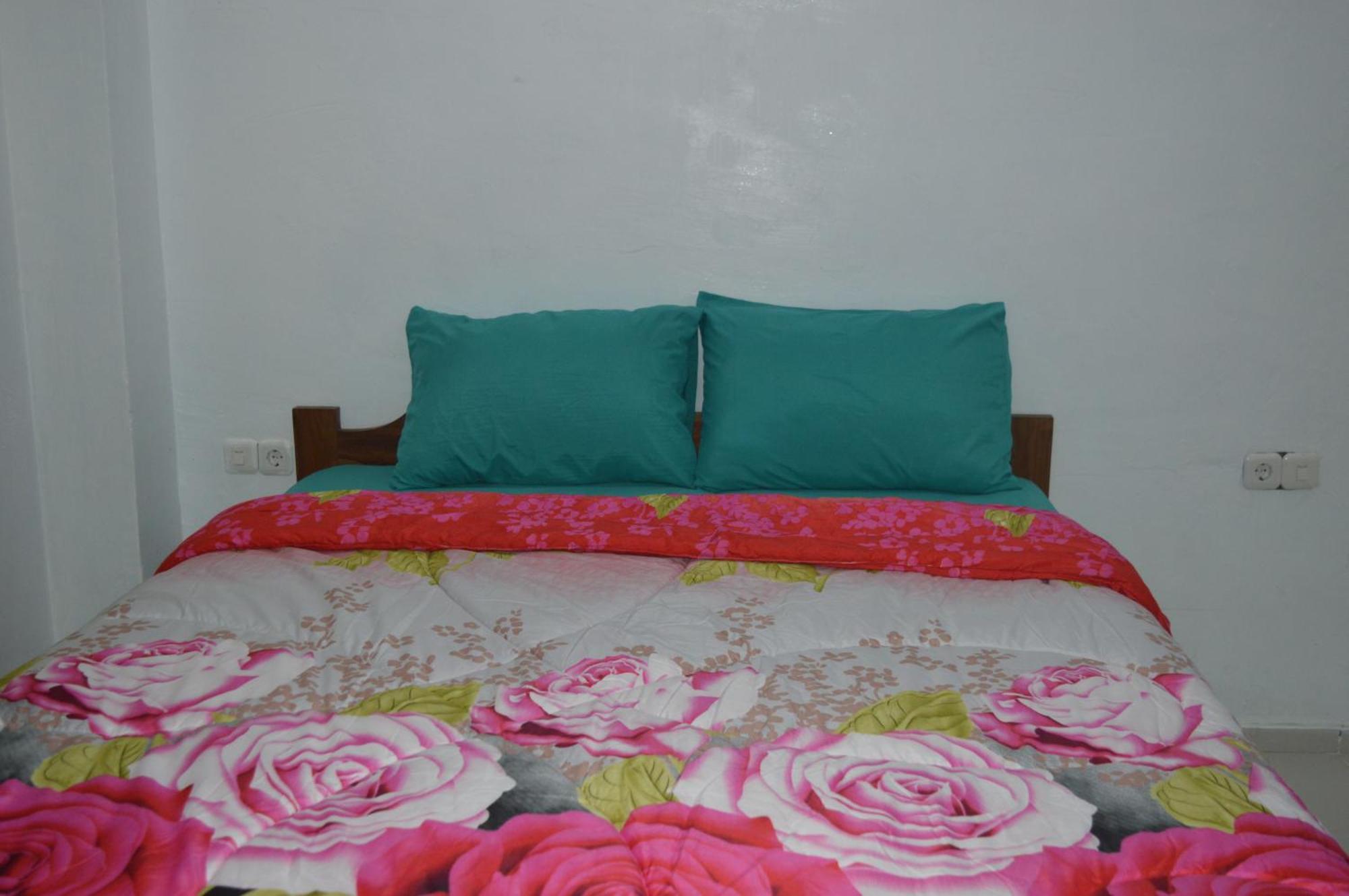 Labuan Bajo Mahoni Guesthouse Екстериор снимка