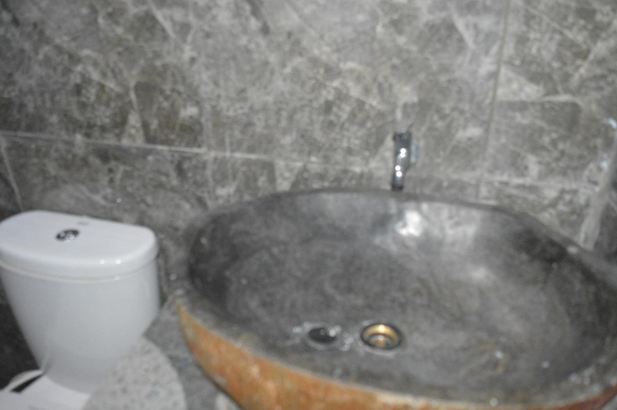 Labuan Bajo Mahoni Guesthouse Екстериор снимка