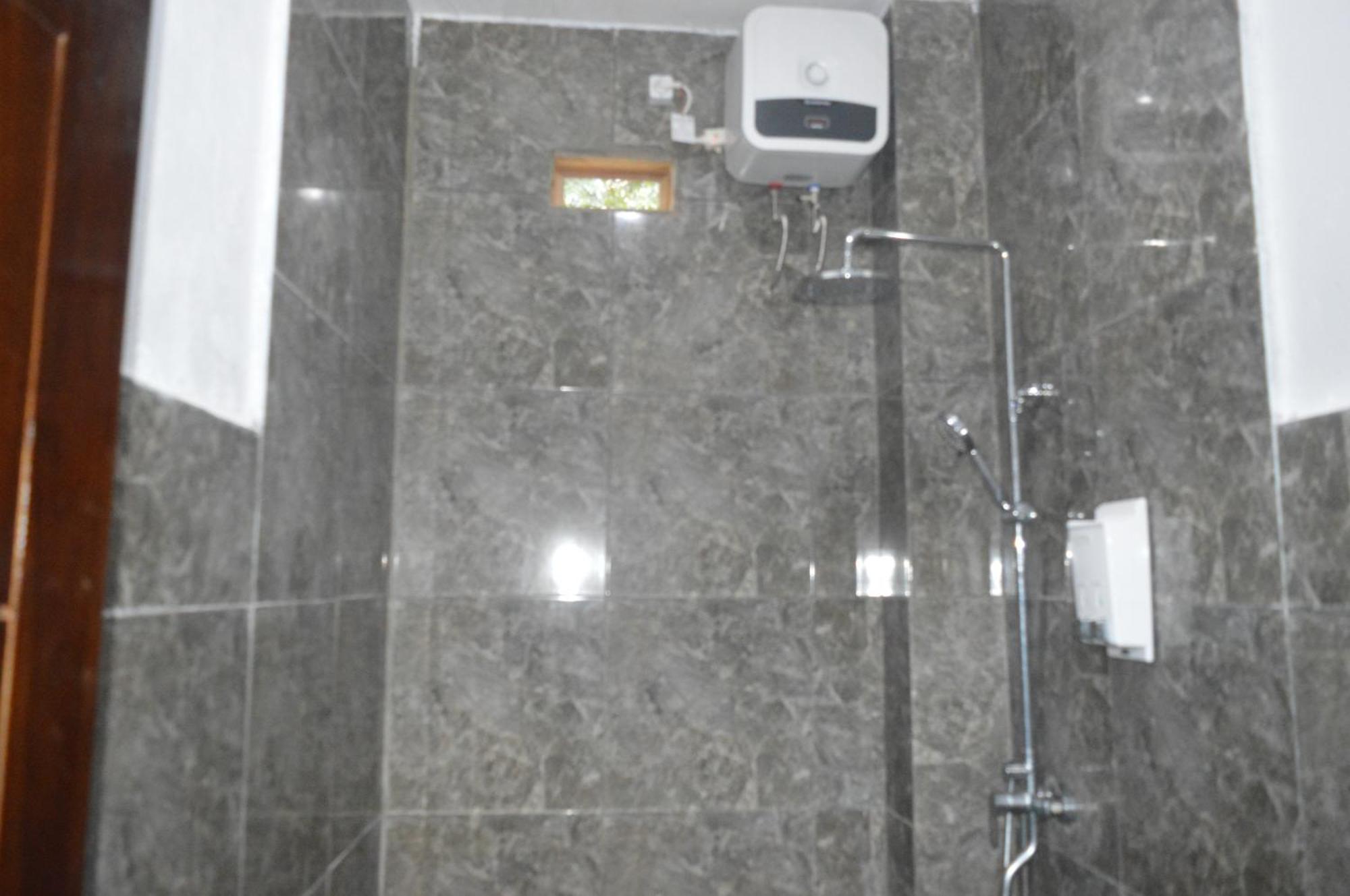 Labuan Bajo Mahoni Guesthouse Екстериор снимка