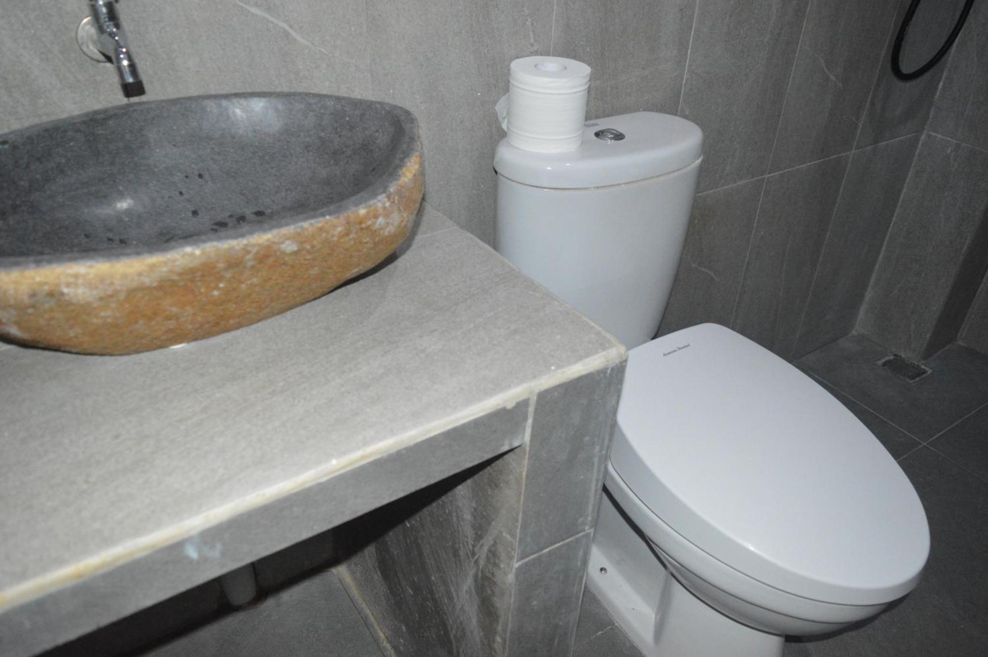 Labuan Bajo Mahoni Guesthouse Екстериор снимка