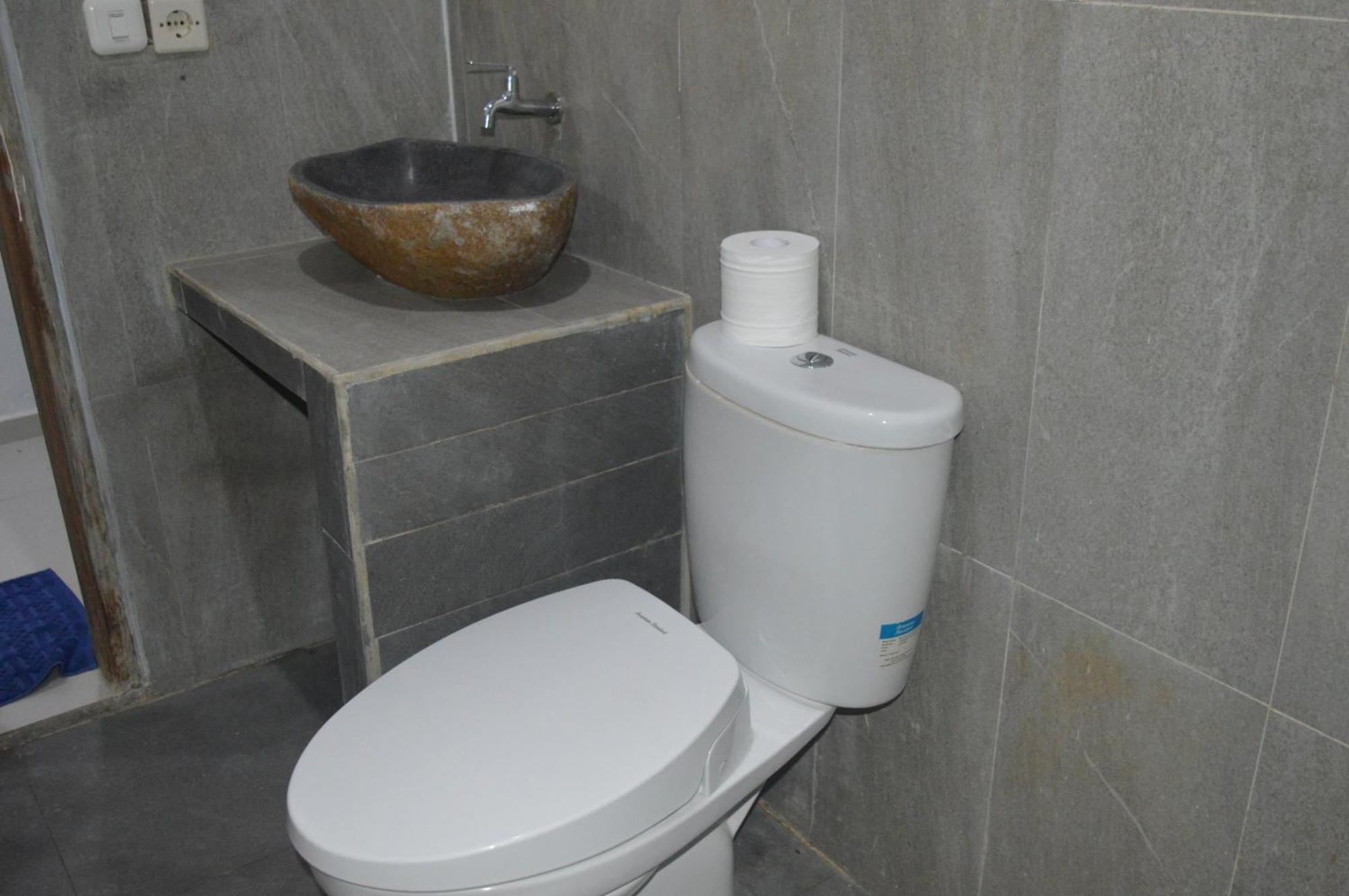 Labuan Bajo Mahoni Guesthouse Екстериор снимка