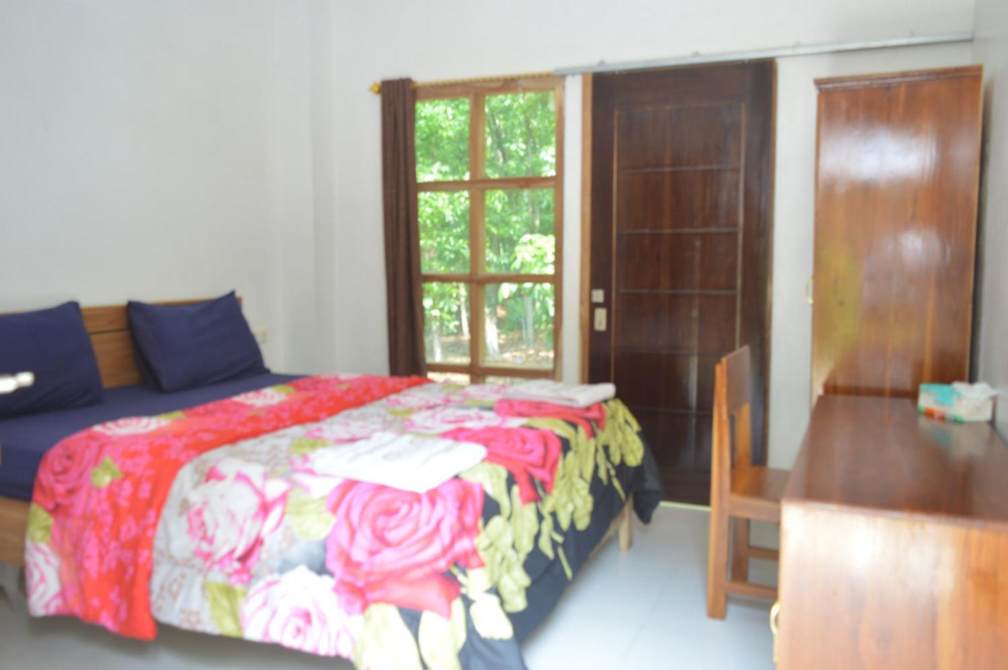 Labuan Bajo Mahoni Guesthouse Екстериор снимка