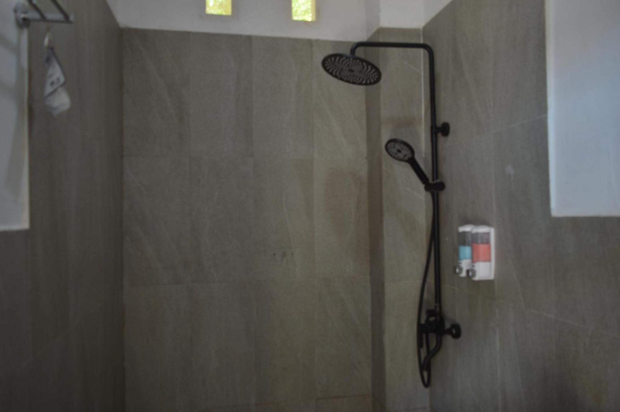 Labuan Bajo Mahoni Guesthouse Екстериор снимка