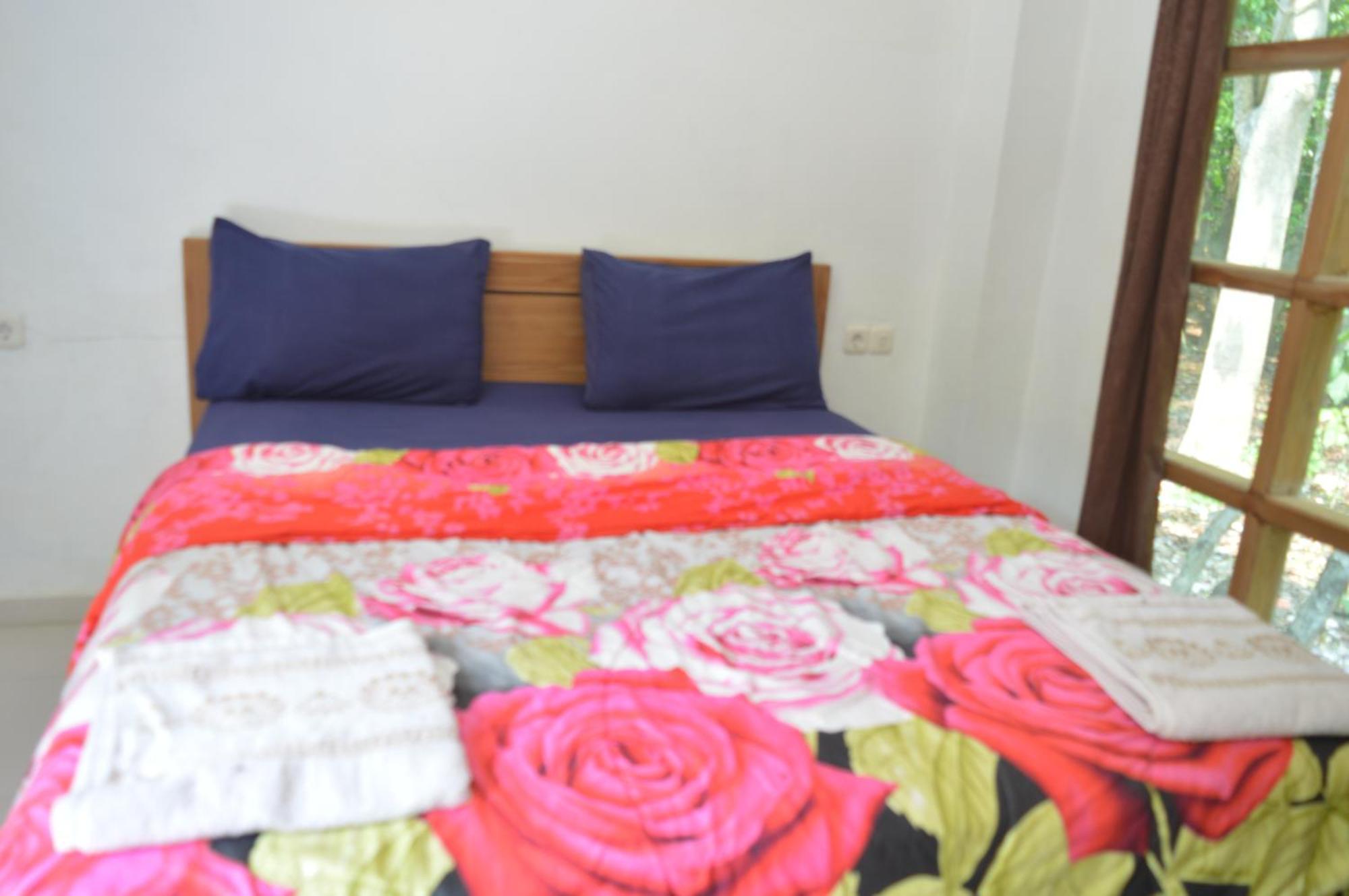 Labuan Bajo Mahoni Guesthouse Екстериор снимка