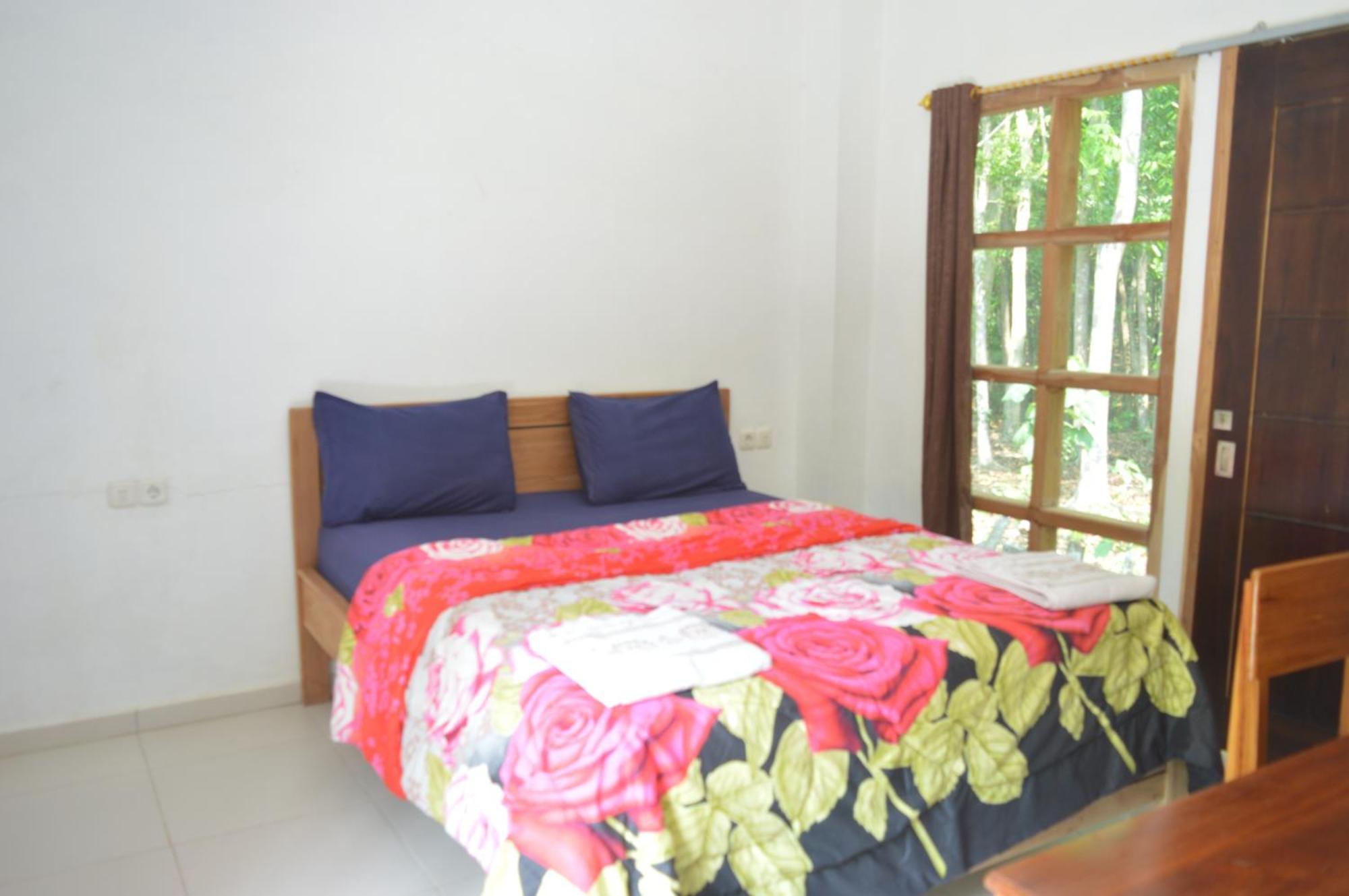 Labuan Bajo Mahoni Guesthouse Екстериор снимка